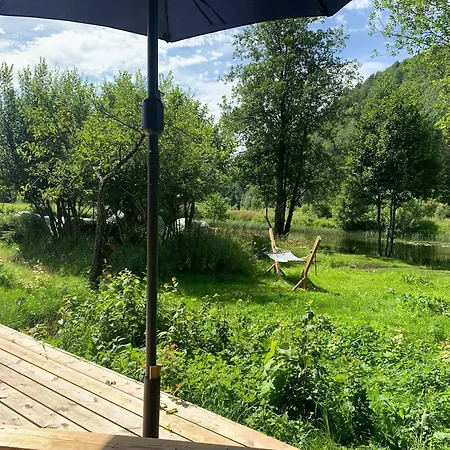 Riverside Bliss - Cozy Near Tvedestrand With Wifi And Deck Vegarshei