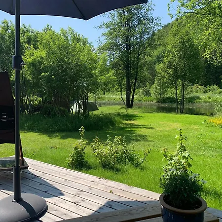 Riverside Bliss - Cozy Near Tvedestrand With Wifi And Deck Semesterbostad