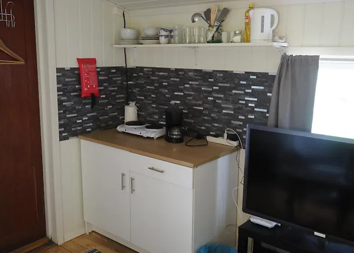 Riverside Bliss - Cozy Near Tvedestrand With Wifi And Deck