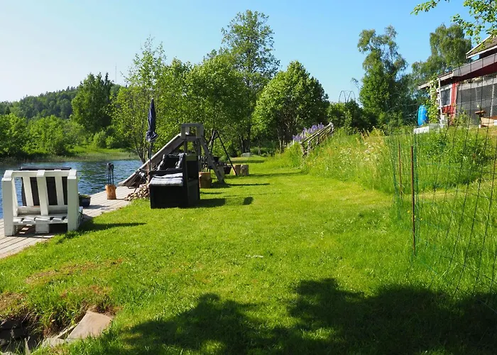Riverside Bliss - Cozy Near Tvedestrand With Wifi And Deck Semesterbostad