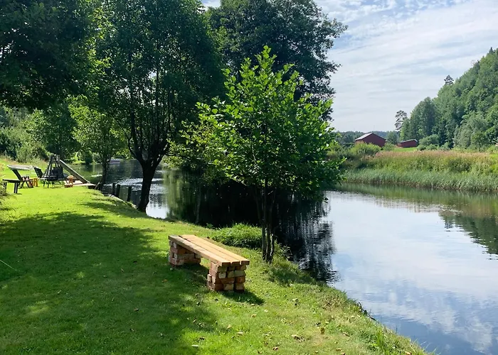 Riverside Bliss - Cozy Near Tvedestrand With Wifi And Deck *