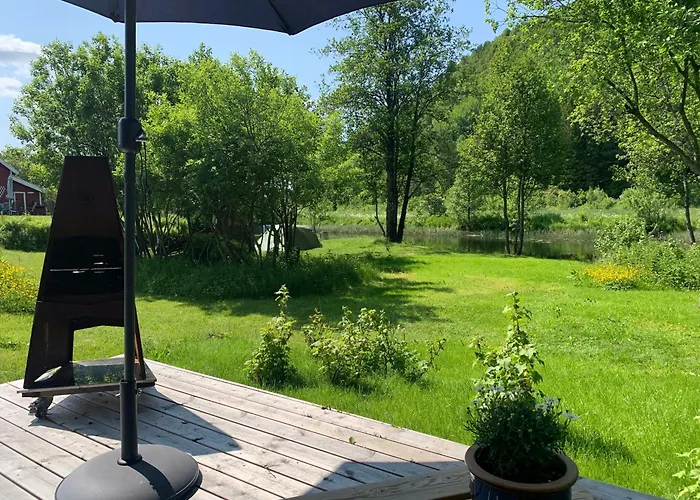 Riverside Bliss - Cozy Near Tvedestrand With Wifi And Deck Semesterbostad